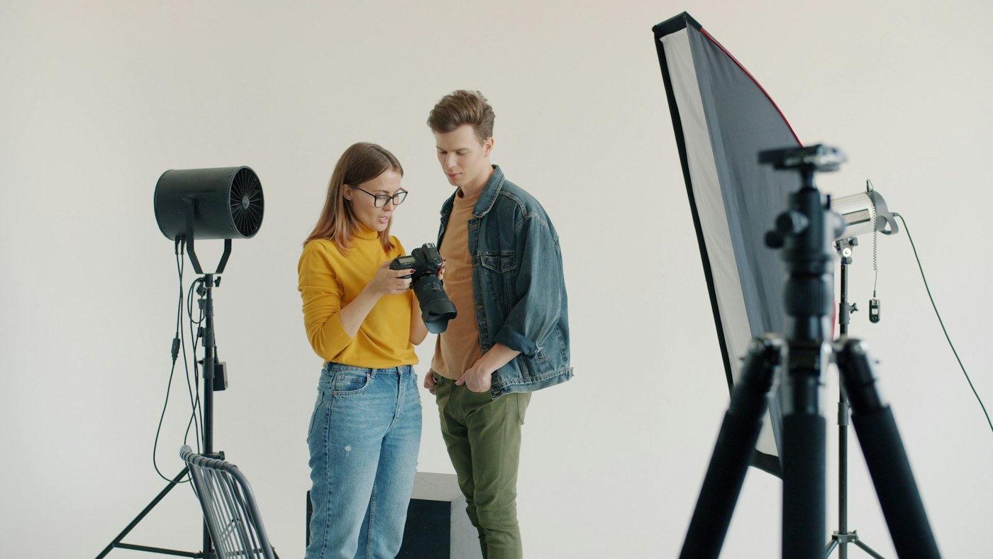 Vantra komanda studijoje peržiūri fotosesijos kadrus